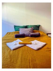 Una cama con dos toallas y dos utensilios encima. en Chambre double dans maison lumineuse Saint Job Uccle, en Bruselas