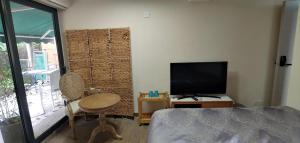 香港的住宿－海悠居，一间卧室配有一张床、一台电视和一把椅子