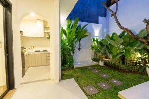 レギャンにあるChic modern villa, 5 minute walk to Legian beachの家の中の庭のあるオープンな廊下