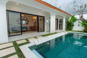 レギャンにあるChic modern villa, 5 minute walk to Legian beachの家の裏庭にあるプール