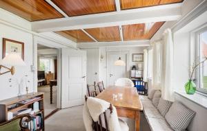 里伯Stunning Home In Ribe的带木质天花板和桌子的客厅 更多17张照片