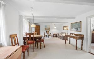 Stunning Home In Ribe的休息区