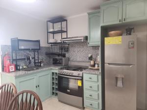 Fotografie z fotogalerie ubytování Penthouse Apartment with Bay and Mountain Views, Rooftop BBQ, AC, Fast WiFi, Near Saladilla Beach, Barahona v destinaci Santa Cruz de Barahona