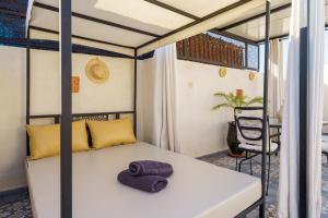 Llit o llits en una habitació de Riad Privatif , piscine & petit déjeuner gratuit - Internet Wifi Fibre Optique -Top Location 44 fotos més