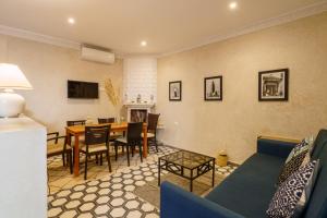 Televisor o centre d'entreteniment de Riad Privatif , piscine & petit déjeuner gratuit - Internet Wifi Fibre Optique -Top Location