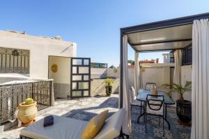 Balcó o terrassa a Riad Privatif , piscine & petit déjeuner gratuit - Internet Wifi Fibre Optique -Top Location