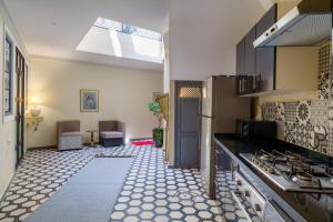 Cuina o zona de cuina de Riad Privatif , piscine & petit déjeuner gratuit - Internet Wifi Fibre Optique -Top Location