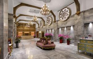 a lobby with a couch and a chandelier at 格拉斯行館 Grasse Grace Manor in Nanzhuang