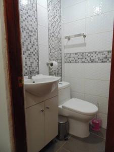 łazienka z toaletą i umywalką w obiekcie Apartamento privado y acogedor w Cuzco