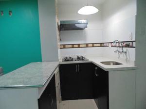 kuchnia ze zlewem i blatem w obiekcie Apartamento privado y acogedor w Cuzco