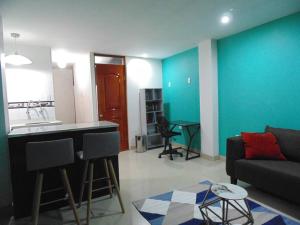 salon z kanapą i kuchnią w obiekcie Apartamento privado y acogedor w Cuzco