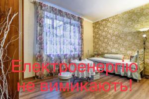 ein Schlafzimmer mit einem Bett und einem Fenster mit Blumen in der Unterkunft Apartment on Virmenska 14Вул Вірменська Центр in Lwiw
