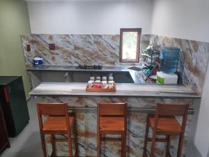 Η κουζίνα ή μικρή κουζίνα στο Mango Guesthouse