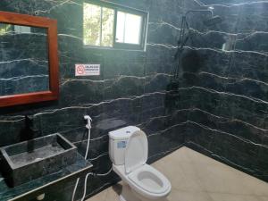 Ένα μπάνιο στο Mango Guesthouse