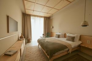 ein Hotelzimmer mit einem Bett und einem Fenster in der Unterkunft Arome22 in Eforie Sud