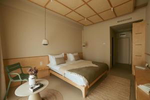 um quarto com uma cama, uma mesa e uma cadeira em Arome22 em Eforie Sud