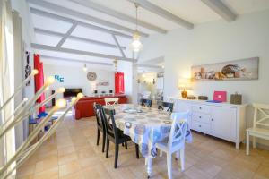 Un comedor y una sala de estar con mesa y sillas. en Beautiful family house with a large terrace, en Saint-Martin-de-Ré