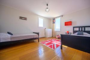 1 dormitorio con 2 camas y alfombra roja en Beautiful family house with a large terrace, en Saint-Martin-de-Ré