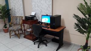 TV at/o entertainment center sa Hotel Alcala
