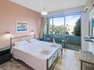 A bed or beds in a room at Andromaches large apartment 2