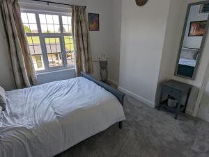 Katil atau katil-katil dalam bilik di Luxury home in Nuneaton - home from home