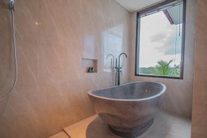 Ένα μπάνιο στο Mahadewi Sunset Villa +58 φωτογραφίες