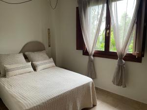 un dormitorio con una cama y una ventana en El Puerto, en figueras