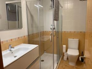 Un baño con ducha, lavabo e inodoro. en El Puerto, en figueras 17 fotos más