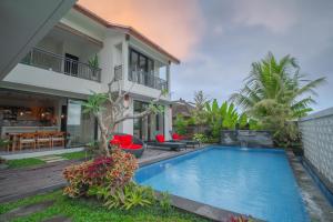Πισίνα στο ή κοντά στο Mahadewi Sunset Villa