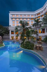 un hotel con piscina por la noche en ITC Kakatiya, a Luxury Collection Hotel, Hyderabad, en Hyderabad