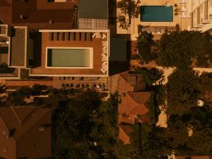 una vista aérea de una ciudad con un edificio en Arome22, en Eforie Sud