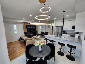 een keuken en woonkamer met een tafel en stoelen bij Exclusive Home in Niagara Falls in Thorold