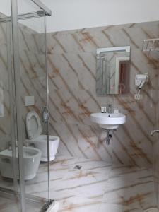 ベラトにあるHotel Vila Arbriのバスルーム(洗面台、トイレ、鏡付)