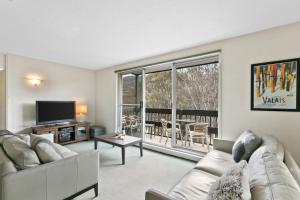 スレッドボにあるボバック 3Bのソファとテレビのあるリビングルーム