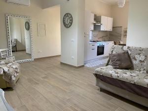 un soggiorno con divano e cucina di Carmen House3 a Cirò Marina