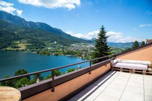 a balcony with a view of a lake and mountains at Casa vacanze Filos in Pergine Valsugana