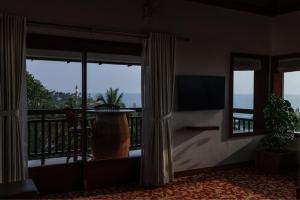 Televisyen dan/atau pusat hiburan di Gokulam Grand Turtle On The Beach