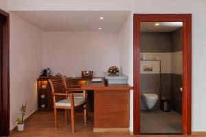 Dapur atau dapur kecil di Gokulam Grand Turtle On The Beach