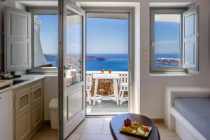 uma cozinha com vista para o oceano em Ilioperato Hotel em Imerovigli