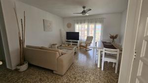 Μια τηλεόραση ή/και κέντρο ψυχαγωγίας στο Apartamentos La Goleta 1