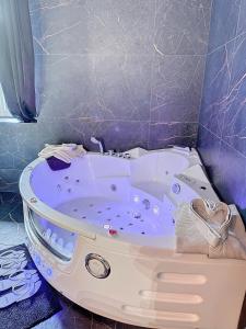Φωτογραφία από το άλμπουμ του Love Room avec jacuzzi & lit King Size σε Saint Etienne