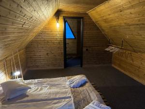 Postel nebo postele na pokoji v ubytování Checkin Kazbegi