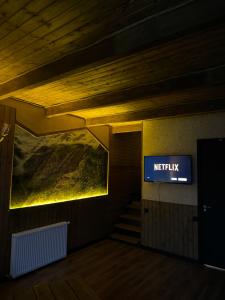TV a/nebo společenská místnost v ubytování Checkin Kazbegi
