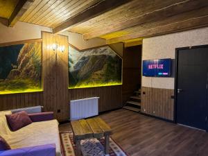 TV a/nebo společenská místnost v ubytování Checkin Kazbegi
