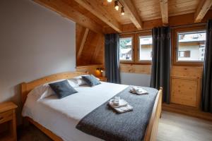 博尔米奥西尔维度假屋的卧室里有一张床，床上放着两条毛巾。