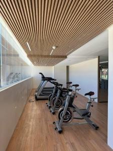 Un gimnasio con tres bicicletas estáticas en una habitación. en RRS Cabin, Primeworld District, en Lapu Lapu City