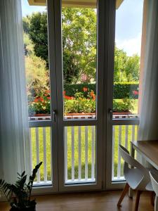 two windows in a room looking out at a garden at Casa Corso Matteotti 16 in Lecco