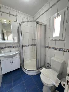 Bilik mandi di Pinky Apart Otel Bodrum +22 gambar