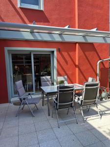a group of chairs and a table in front of a building at Ferienwohnung Mathilda in Waren +4 photos
