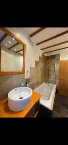 Ένα μπάνιο στο 2 bedrooms maisonette Byfleet +14 φωτογραφίες